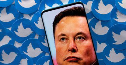 Una imagen de Elon Musk en la pantalla de un móvil junto a logos de Twitter.