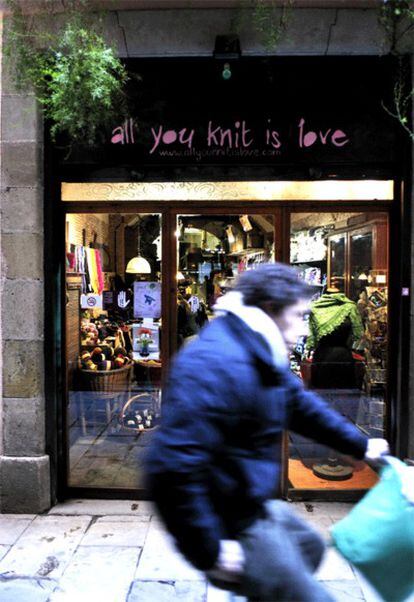 Escaparate de All you knit is love, tienda de lana y utensilios para hacer punto.