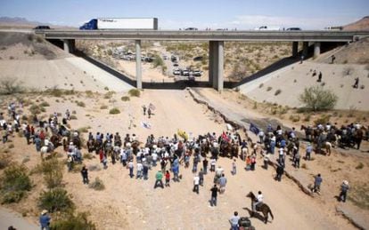 Milicianos a caballo se situan frente a los efectivos de la armada para exigirles que liberen las reses de Bundy.