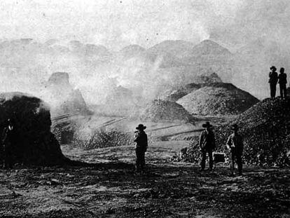 Imagen de las piras de calcinación del mineral al aire libre en Riotinto, llamadas popularmente <i>teleras.</i>