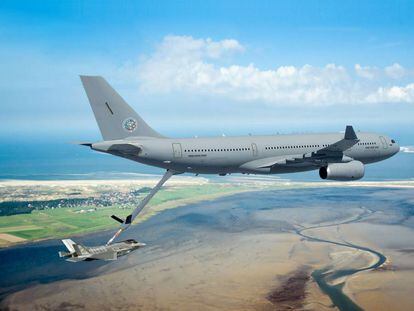 Un avión A330 MRTT como los vendidos a Arabia Saudí reabasteciendo en vuelo a un caza.