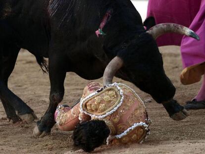 FOTO: Momento de la cogida de Iván Fandiño en Francia. / VÍDEO: La cogida al diestro en Francia.