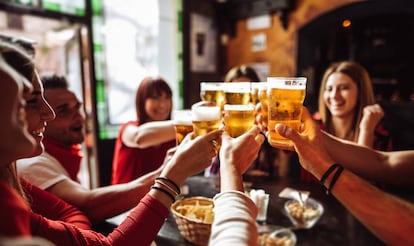 Cerveza entre amigos.