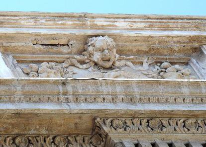 Detalle de los desprendimientos en la mampostería de mármol de la Fontana di Trevi en Roma.