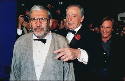 Maurice Pialat cuando se levantaba para recoger la Palma de Oro en Cannes por 'Bajo el sol de Satán' en 1987. Todavía no había gritado a nadie.