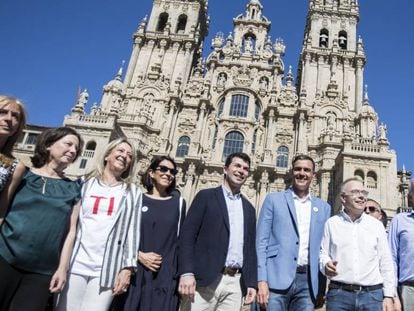 Sánchez, este martes en Santiago junto al candidato a la Alcaldía, Xosé Sánchez Bugallo (con camisa blanca) y otros dirigentes del partido.