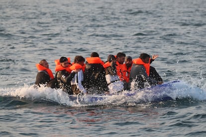 Un grupo de inmigrantes irregulares, en agosto de 2020, camino de la costa de Dover (el Reino Unido).