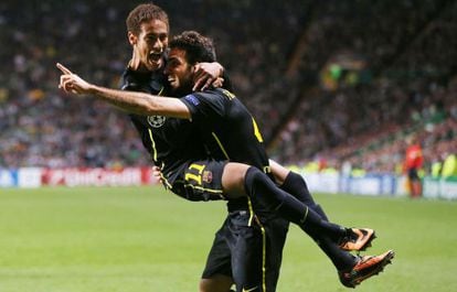 Neymar celebra con Cesc el gol de la victoria.