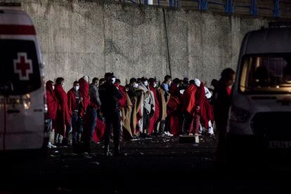 Inmigrantes irregulares llegados al puerto de Arguineguín en la noche del pasado martes.