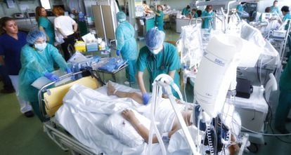 Médicos y enfermeras, a pleno rendimiento durante una mañana en la Unidad de Cuidados Intensivos de Trauma en el hospital Doce de Octubre.