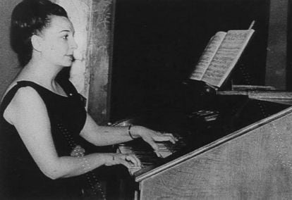 La mujer aprendió a tocar el piano sin piano | Mujeres | EL