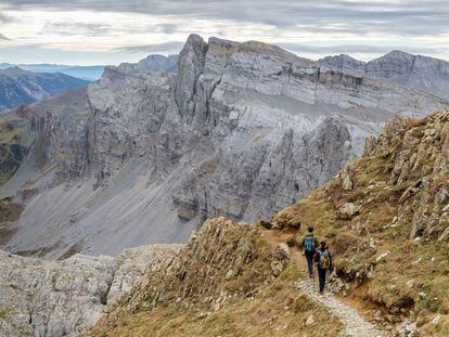 Excursionistas ascienden el pico de la Mesa de los Tres Reyes, que marca el límite entre España y Francia y también entre Navarra y Huesca.