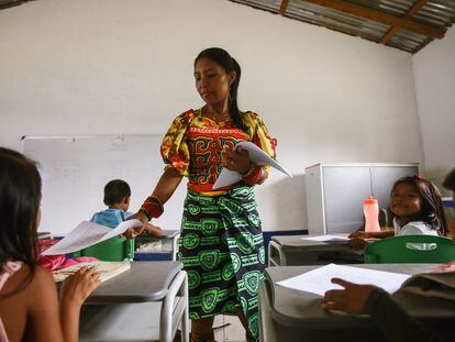 Una maestra reparte trabajos en una escuela en Unguia (Colombia).
