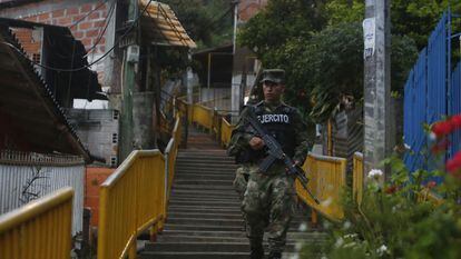 Miembros del Ejército realizan un patrullaje este lunes, en el barrio La Sierra en Medellín.