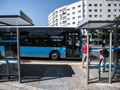 Un autobús de la red de transporte público madrileña.