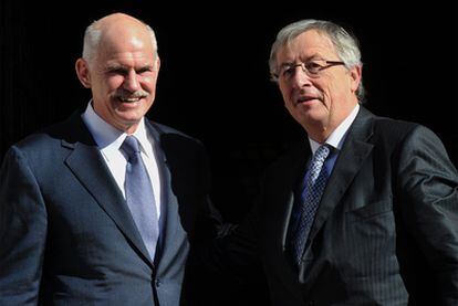 El primer ministro griego, Yorgos Papandreu, con el luxemburgués y presidente del Eurogrupo, Jean-Claude Juncker, en febrero.