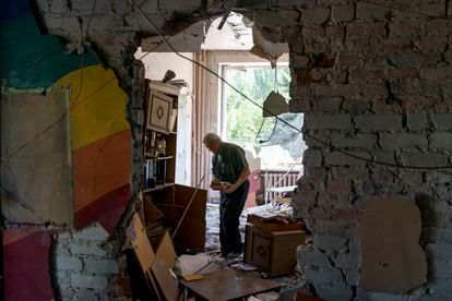 Un hombre recogía libros tras un bombardeo en el Instituto de Teconología y Diseño de Kramatorsk, en la provincia de Donetsk, el 19 de agosto.
