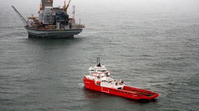 Un carguero frente a una plataforma petrolera cerca de la isla de Sakhalin (Rusia).