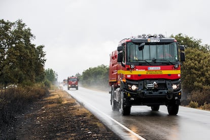 Varios vehículos de la UME circulan por una carretera de la sierra de la Culebra, este lunes.