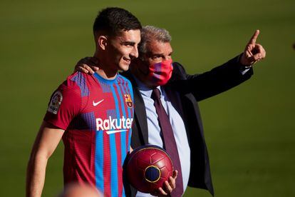 Ferran Torres, junto a Joan Laporta, en su presentación como nuevo jugador del Barcelona