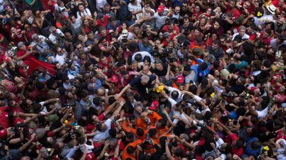 Lula es llevado en volandas por sus simpatizantes tras el discurso que hizo en São Bernardo do Campo el día en que se entregó a la Policía Federal.