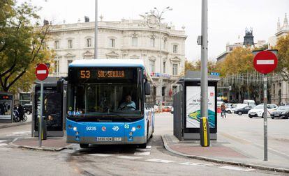 En la foto, un autobús de la EMT en una de las paradas de la Plaza de Cibeles.