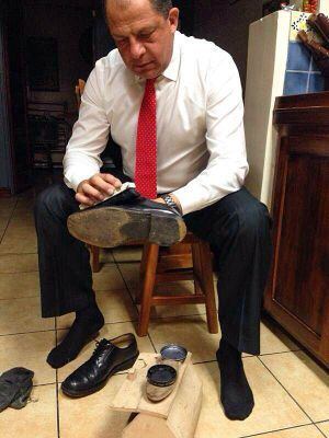 Solís da lustre a sus zapatos antes de un debate electoral. La foto fue colgada en Internet por uno de sus hijos.