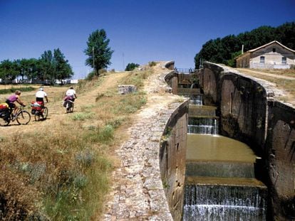 Ciclistas en el Canal de Castilla, junto a la esclusa cuádruple, en Frómista, Palencia.