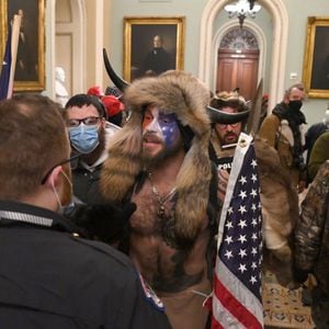 Ante los disturbios, los legisladores han pedido un receso en sus debates ante el peligro de que algún manifestante violento pueda ingresar al Congreso. En la imagen, algunos de los manifestantes dentro del Capitolio.