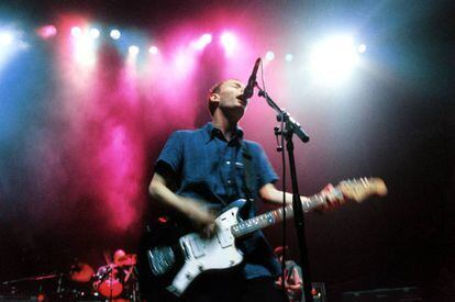 Thom Yorke, líder de Radiohead, durante una actuación del grupo en Holanda (1997).
