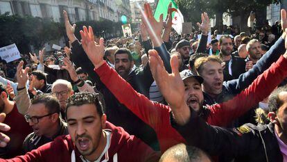 Manifestantes reclaman "un cambio de régimen" en Argelia, este viernes.
