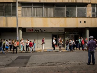 Personas hacen fila afuera de un centro de desempleo en Medellín, en mayo de 2016.
