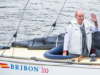 El rey emérito Juan Carlos I sale en el 'Bribón 500' del puerto deportivo de Sanxenxo (Pontevedra), el sábado.