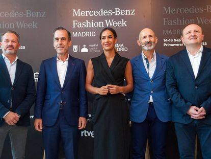 Benito Jiménez (Mercedes-Benz), Juan Arrizabalaga (Ifema), Begoña Villacís (vicealcaldesa de Madrid), Modesto Lomba (ACME) y Miguel Ángel Redondo (Ayuntamiento) durante la presentación de la MBFWMadrid.