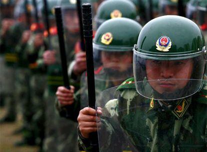 Policías paramilitares chinos participan en un ejercicio antiterrorista en Suining.