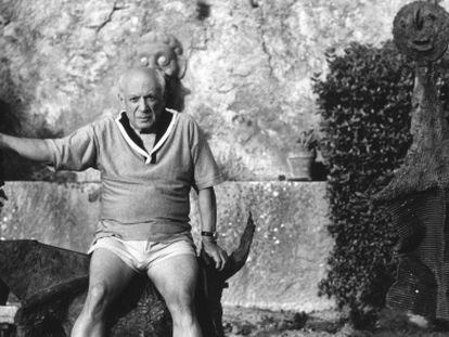 Pablo Picasso sentado sobre &#039;La cabra&#039; (1950), en Vauvenargues (Francia). A su izquierda, &#039;El orador&#039; (1933). 