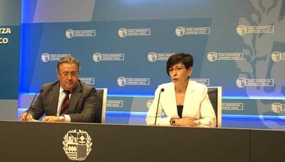 El Ministro de Interior, Juan Ignacio Zoido y la consejera de Seguridad, Estefanía Beltrán de Heredia, en Vitoria.