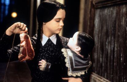 Christina Ricci, caracterizada de Miércoles en una escena de la película 'Addams Family Values' (1993). 