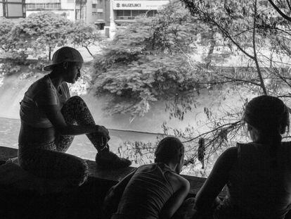 Inés mira hacia el río Guaire debajo de un puente de la autopista Francisco Fajardo, donde vive con otras cinco personas.