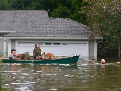 Una familia evacua su casa en Houston, Texas.