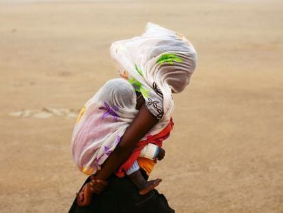 Una madre con su beb&eacute; en una tormenta de arena en Tombuct&uacute;.