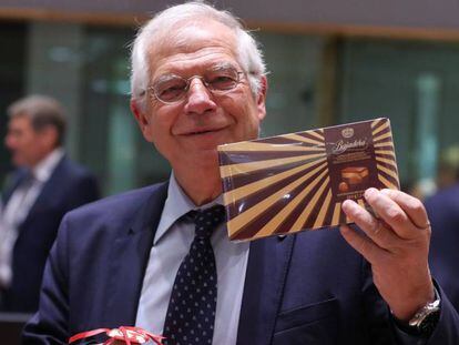 Josep Borrell muestra un obsequio al inicio de la reunión de ministros celebrada este lunes en Bruselas.