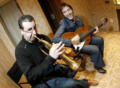Muchachito Bombo Infierno (a la derecha) quema sus nervios con la guitarra antes del concierto con uno de sus trompetistas.