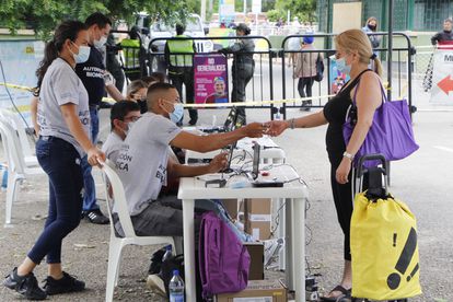 Una ciudadana colombiana residente en Venezuela acude a votar durante la segunda vuelta de las elecciones presidenciales, en el Puente Internacional Simón Bolívar, en la fronteriza La Parada (Colombia).