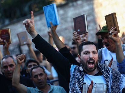 Protesta contra la quema de ejemplares del Corán ante el consulado de Suecia en Estambul, el 30 de julio.