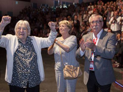El secretario general de CCOO, Ignacio Fernández Toxo, junto a la viuda de Marcelino Camacho, Josefina Samper Rojas (con los brazos en alto) y una de sus hijas, durante la inauguración del XI Congreso Confederal de CCOO.