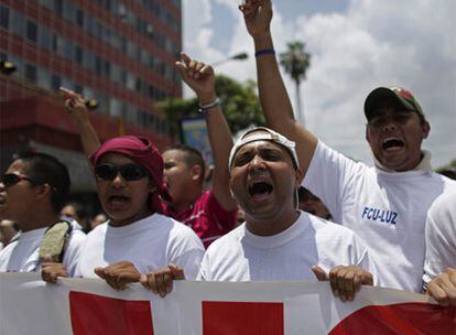 Estudiantes protestan contra la rebaja presupuestaria decretada por el Ejecutivo de Chávez.
