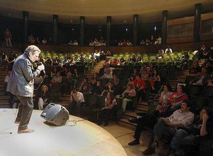 Miguel Ríos durante el acto para recaudar fondos para los afectados del terremoto de L'Aquila.