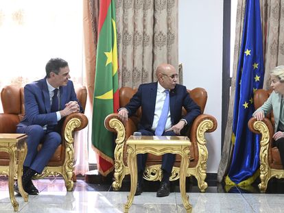 El presidente del Gobierno, Pedro Sánchez, y la presidenta de la Comisión Europea, Ursula von der Leyen, con el presidente mauritano, Mohamed Ould Ghazouani, en el centro, en el palacio presidencial mauritano, este jueves en Nuakchot.