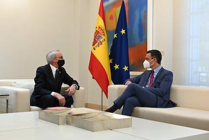 El presidente del Gobierno, Pedro Sánchez, y el presidente del CES, Antón Costas, este miércoles en la Moncloa.